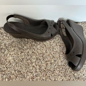 Crocs Women’s Farrah Wedge Heels Slingback Peep Toe Brown Size 9 Comfort